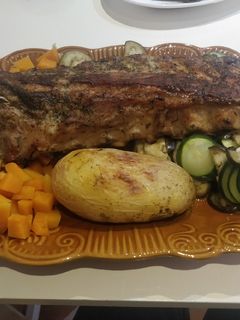 Una foto de Costillas al horno con verduras y patata asada