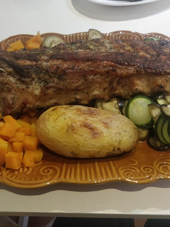 Foto principal de Costillas al horno con verduras y patata asada