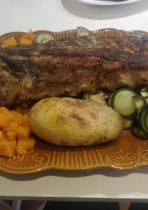 Una foto de Costillas al horno con verduras y patata asada