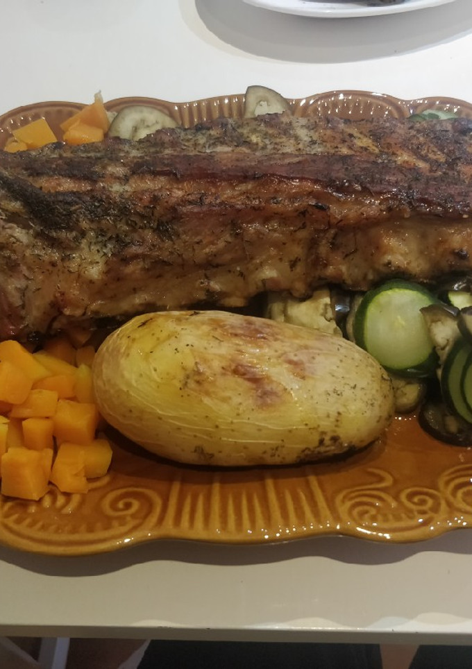 Una foto de Costillas al horno con verduras y patata asada