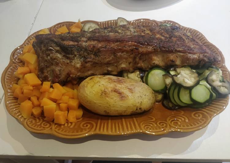 Costillas al horno con verduras y patata asada