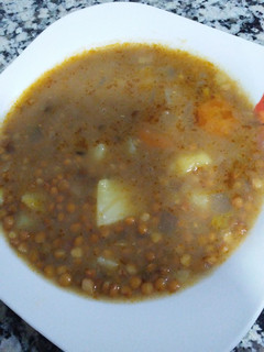 Una foto de Lentejas con verduras y jamón (con mi toque)