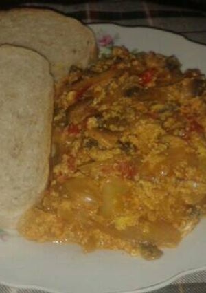 Gombás lecsó tojásosan recept fotója