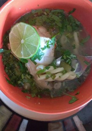 Una foto de Sopa de Pollo con cilantro