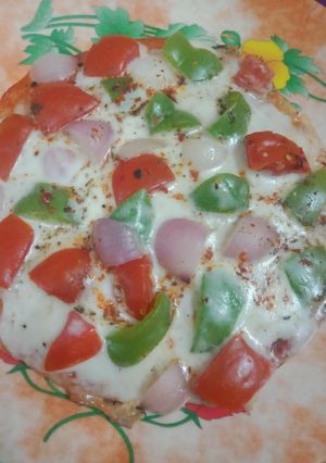 पिज़्ज़ा सूजी से बना हुआ बेस (Pizza suji se bana hua base recipe in Hindi) रेसिपी मुख्य फोटो