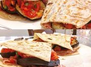 Una foto di piadina con olio
