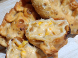 Empanadas de choclo y salsa blanca