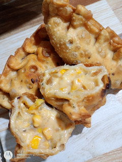 Una foto de Empanadas de choclo y salsa blanca
