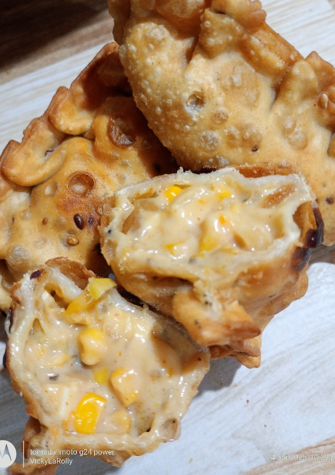 Una foto de Empanadas de choclo y salsa blanca