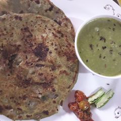 A picture of Stuff Green vegetables parantha with green dip.