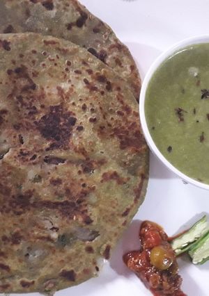 A picture of Stuff Green vegetables parantha with green dip.