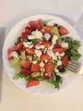 Ensalada de brotes con fresas y aguacate