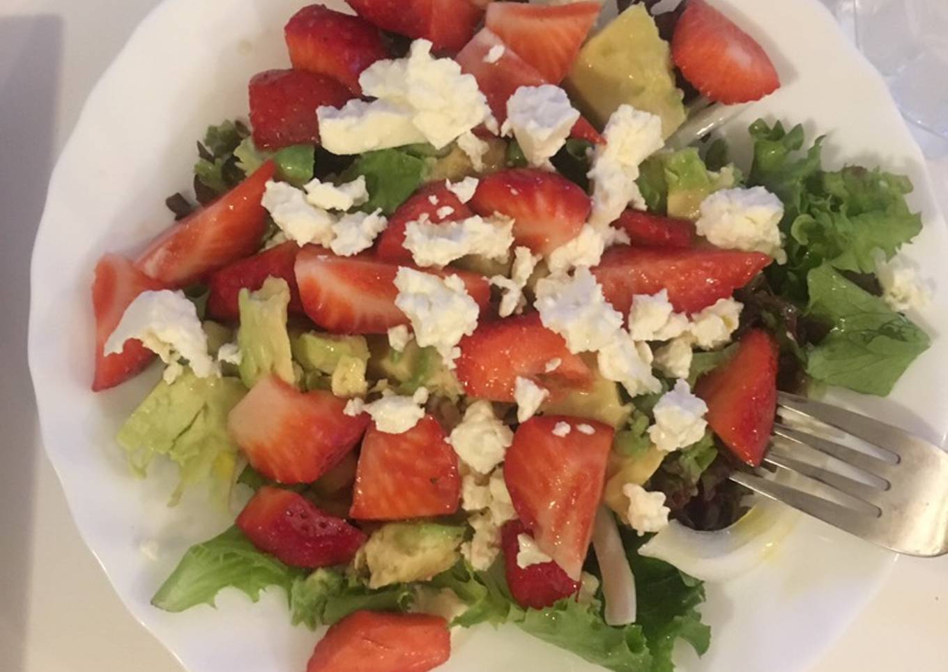 Ensalada de brotes con fresas y aguacate