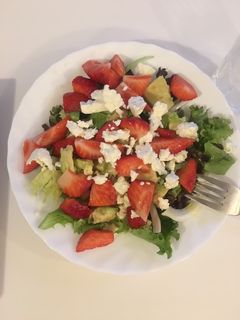 Una foto de Ensalada de brotes con fresas y aguacate