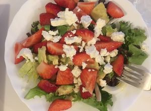 Foto principal de Ensalada de brotes con fresas y aguacate