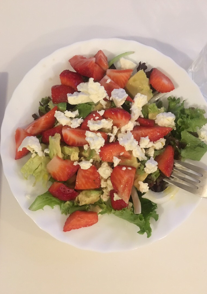 Una foto de Ensalada de brotes con fresas y aguacate