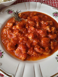 Una foto de Secreto de cerdo con tomate🍅🐖