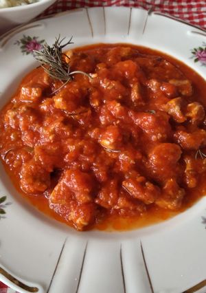 Una foto de Secreto de cerdo con tomate🍅🐖