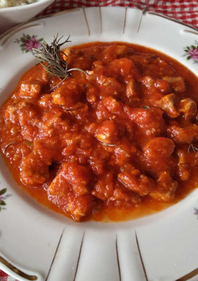 Una foto de Secreto de cerdo con tomate🍅🐖