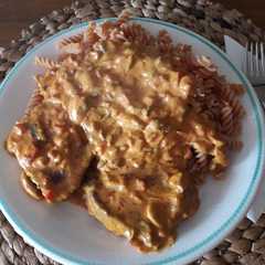 Una foto de Bakonyi gombás - lomo con champiñones de Bakony - comida húngara