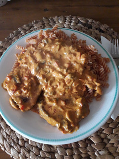 Una foto de Bakonyi gombás - lomo con champiñones de Bakony - comida húngara