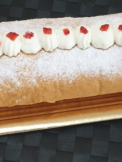 Una foto de Brazo de gitano relleno de nata y fresas