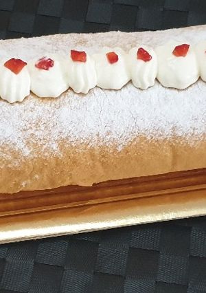 Una foto de Brazo de gitano relleno de nata y fresas