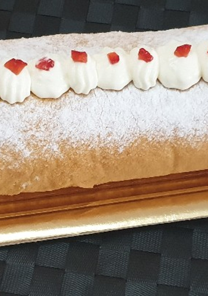 Una foto de Brazo de gitano relleno de nata y fresas