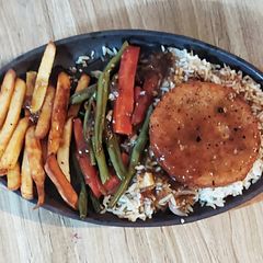 A picture of Vegetable Sizzler in sizzler plate.