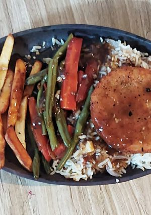 A picture of Vegetable Sizzler in sizzler plate.