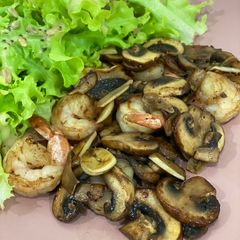 A picture of Stir-fried shrimp and mushroom.