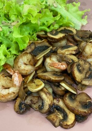 A picture of Stir-fried shrimp and mushroom.