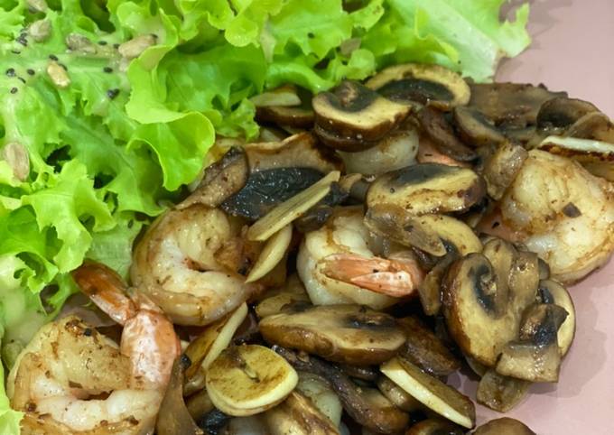Stir-fried shrimp and mushroom Recipe by Jeerapa K. - Cookpad