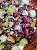 Salade de haricots rouges, poivron, avocat et feta
