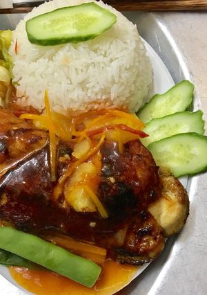 Hình của món Cơm đùi gà sốt chua ngọt.