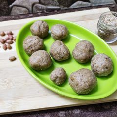 A picture of Sesame peanut laadu.