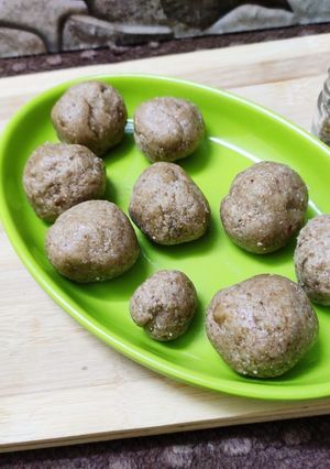 A picture of Sesame peanut laadu.