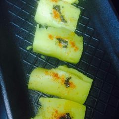 A picture of Khandvi.