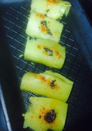 A picture of Khandvi.
