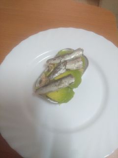 Una foto de Ensalada de solsticio de sardinas con aguacate en lata