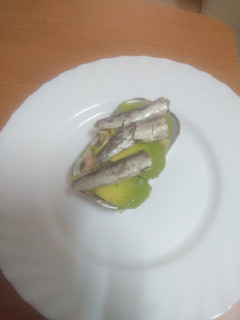 Una foto de Ensalada de solsticio de sardinas con aguacate en lata