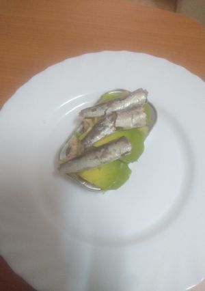 Una foto de Ensalada de solsticio de sardinas con aguacate en lata
