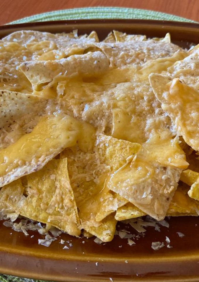 Una foto de Nachos con queso al horno 🇲🇽🧀