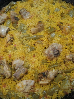 Una foto de Arroz con costillas, pollo y verduras