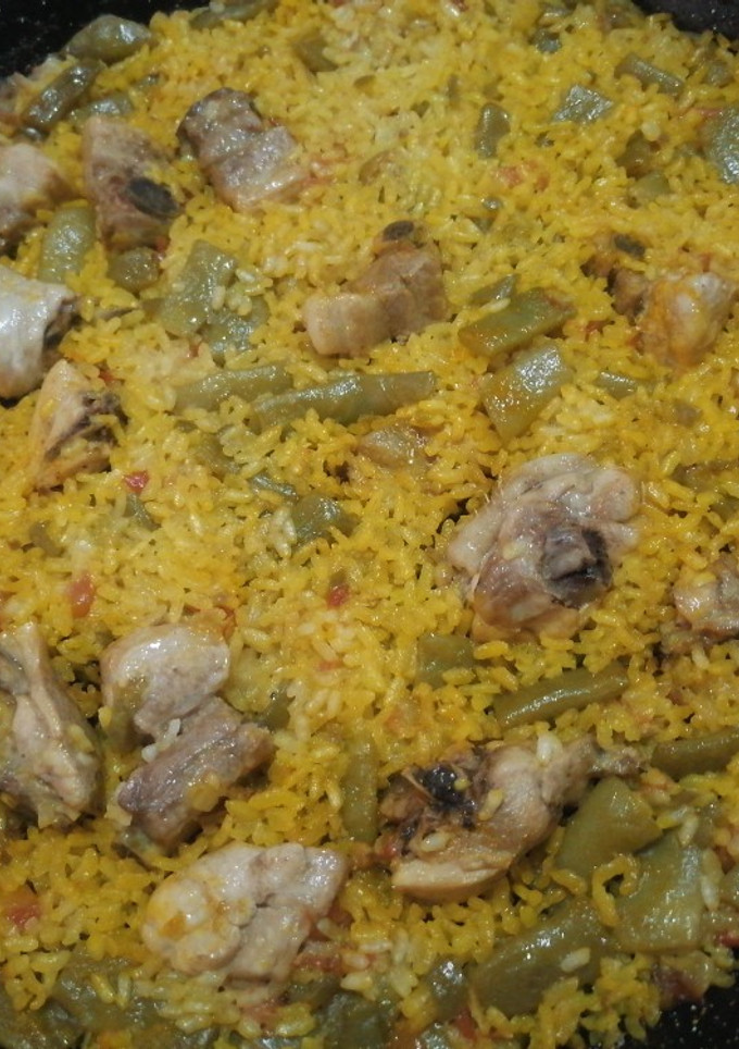 Una foto de Arroz con costillas, pollo y verduras