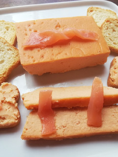 Una foto de Pastel frío de salmón para untar 🐟🍣