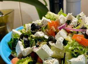 Фото Легкий овочевий салат з бринзою 🥗.