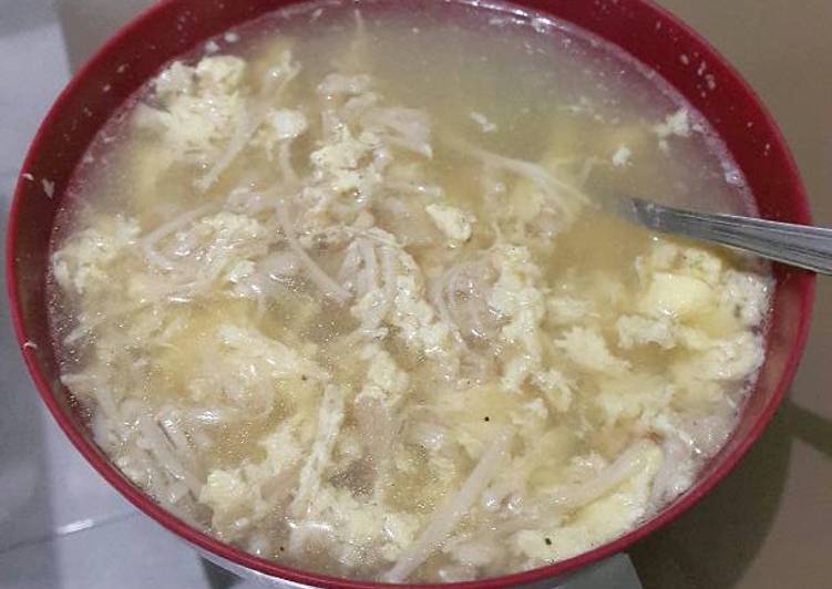 Cara Gampang Menyiapkan Sup telur jamur enoki (egg drop soup with enoki mushroom), Lezat Sekali