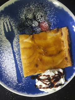 Una foto de Tarta de manzana rellena de crema pastelera, súper fácil 😍