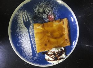 Foto principal de Tarta de manzana rellena de crema pastelera, súper fácil 😍